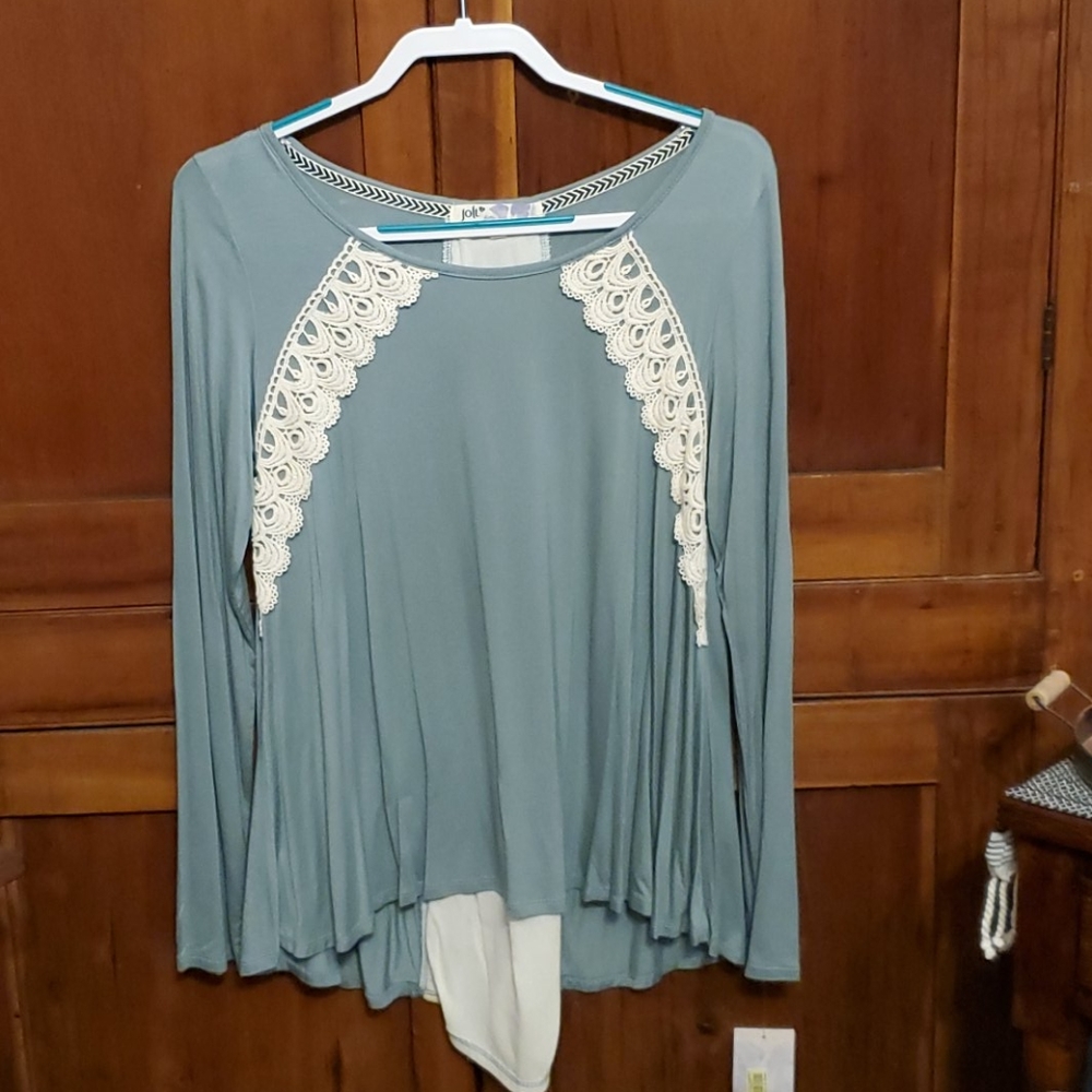 NEW WITH TAGS Gorgeous long sleeve tee!